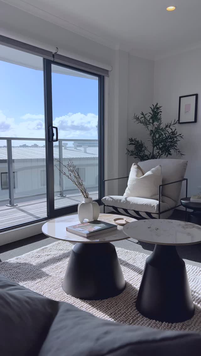 Sunsets from the top floor 🌅 This Sizable Sunset Stunner is north facing, filled with light, and arguably the best one-bed layout in the building. Basque Park down the street, the new train station a short walk away. Vacant and ready when you are. 📍 3F/83 New North Road | link in bio