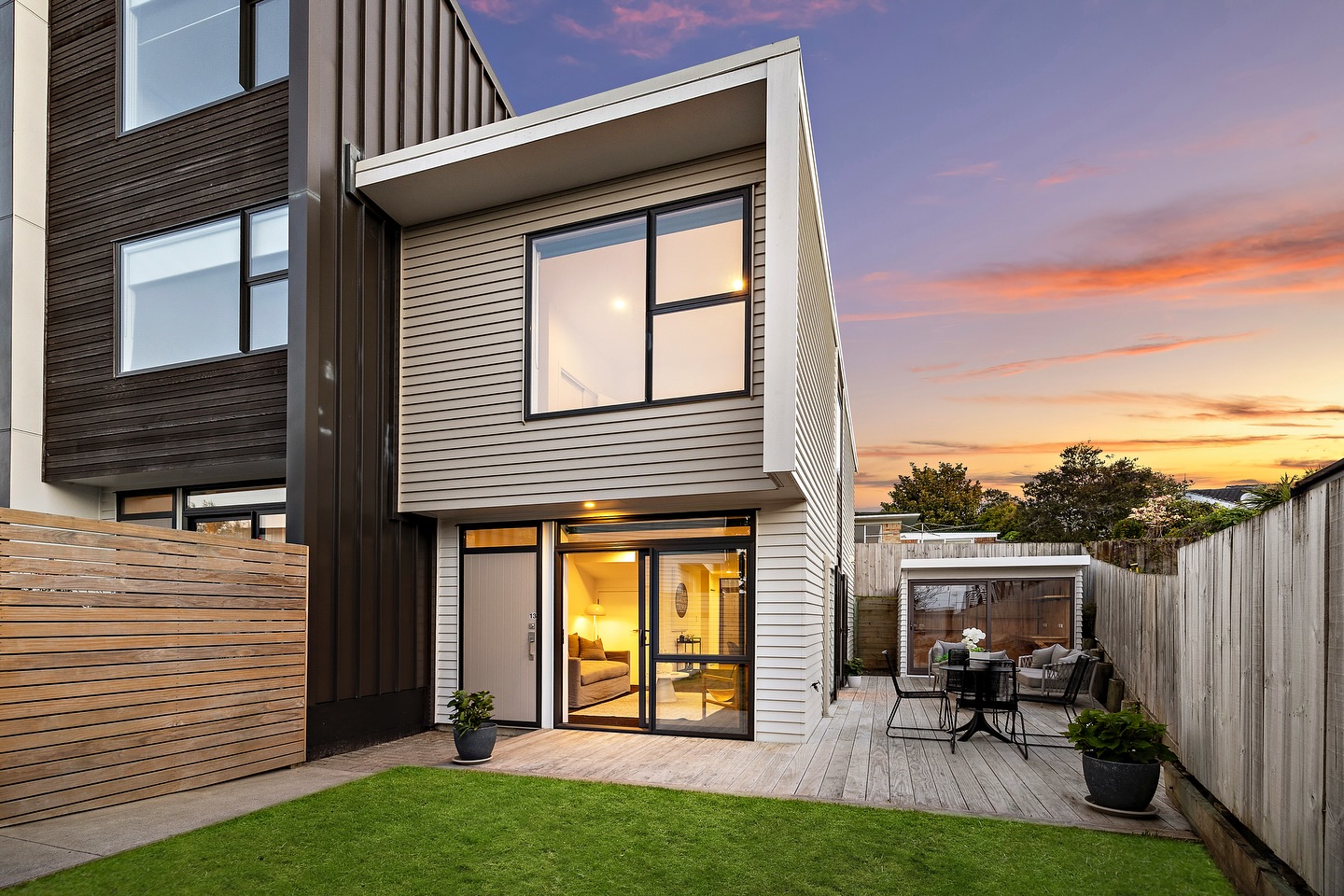 This modern 2 bedroom townhouse is an exceptional standout within this tightly held development. Situated at the end of the row, this home offers privacy, seclusion from the street, and boasts the largest outdoor area of any in the complex. 13/15 Chivalry Road, Glenfield.